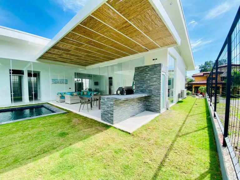 Villa Privada con piscina en Playa Herradura abre sus puertas a turistas para hospedaje en Costa Rica
